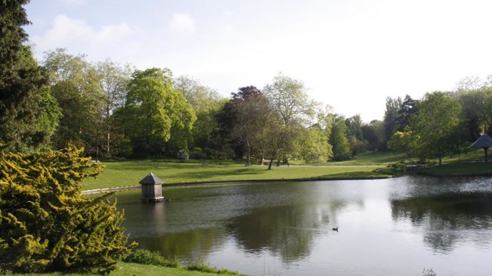 Le parc Barbieux situé à Roubaix est un parc remarquable par la présence de plus de 60 essences d’arbres. Il s’étend sur 1,5 kilomètres avec une surface de 34 hectares. © L. Hespel